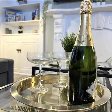 Apartment Luxury Flat With Free Parking